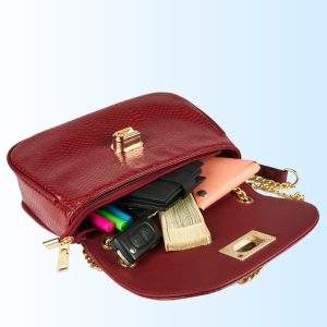 Bolso rojo mujer mostrando todo lo que cabe