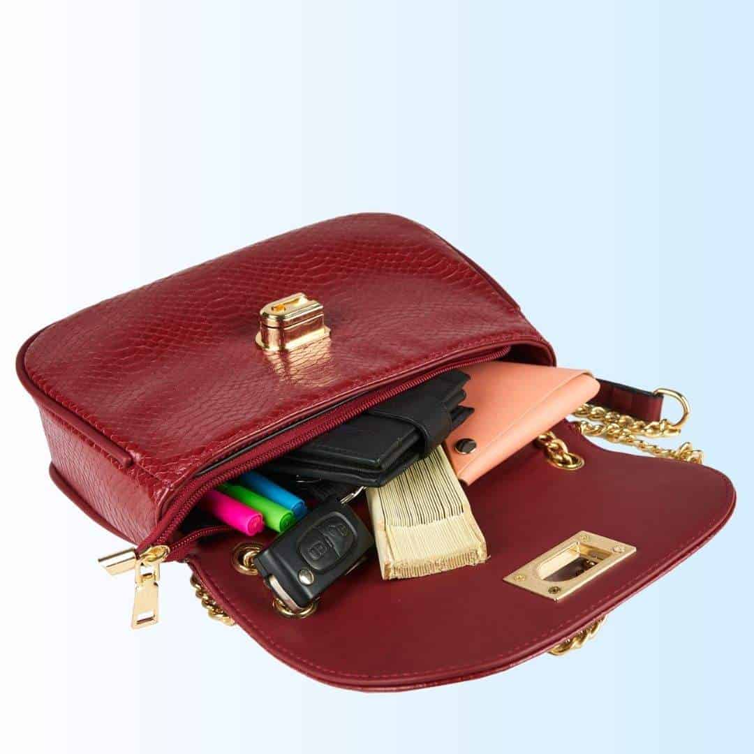 Bolso rojo mujer mostrando todo lo que cabe
