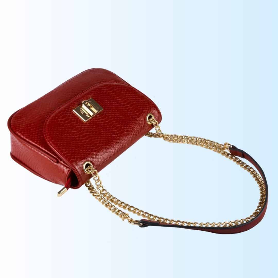 Bolso cruzado rojo con correas doradas y rojas