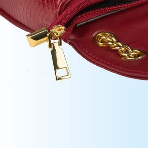 Detalle cremallera del bolso bandolera rojo