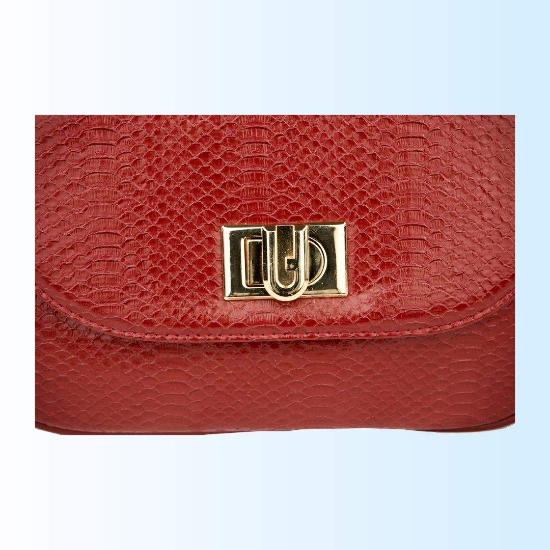 Detalle cierre dorado del bolso rojo mujer