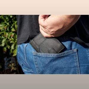 Hombre colocando cartera en bolsillo trasero
