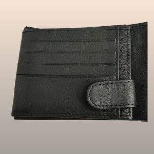 Espacio tarjetero con broche de cartera negra