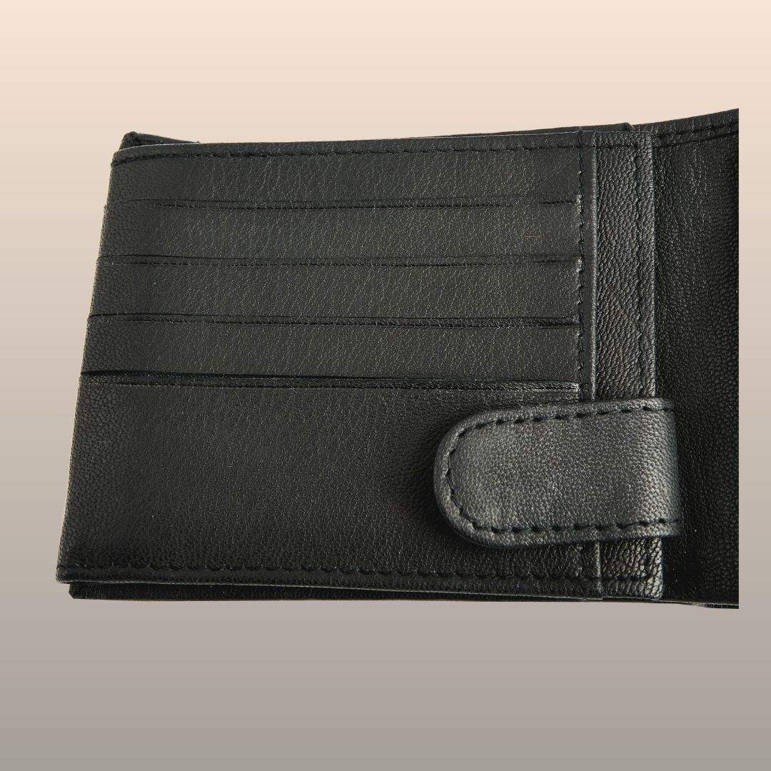 Espacio tarjetero con broche de cartera negra