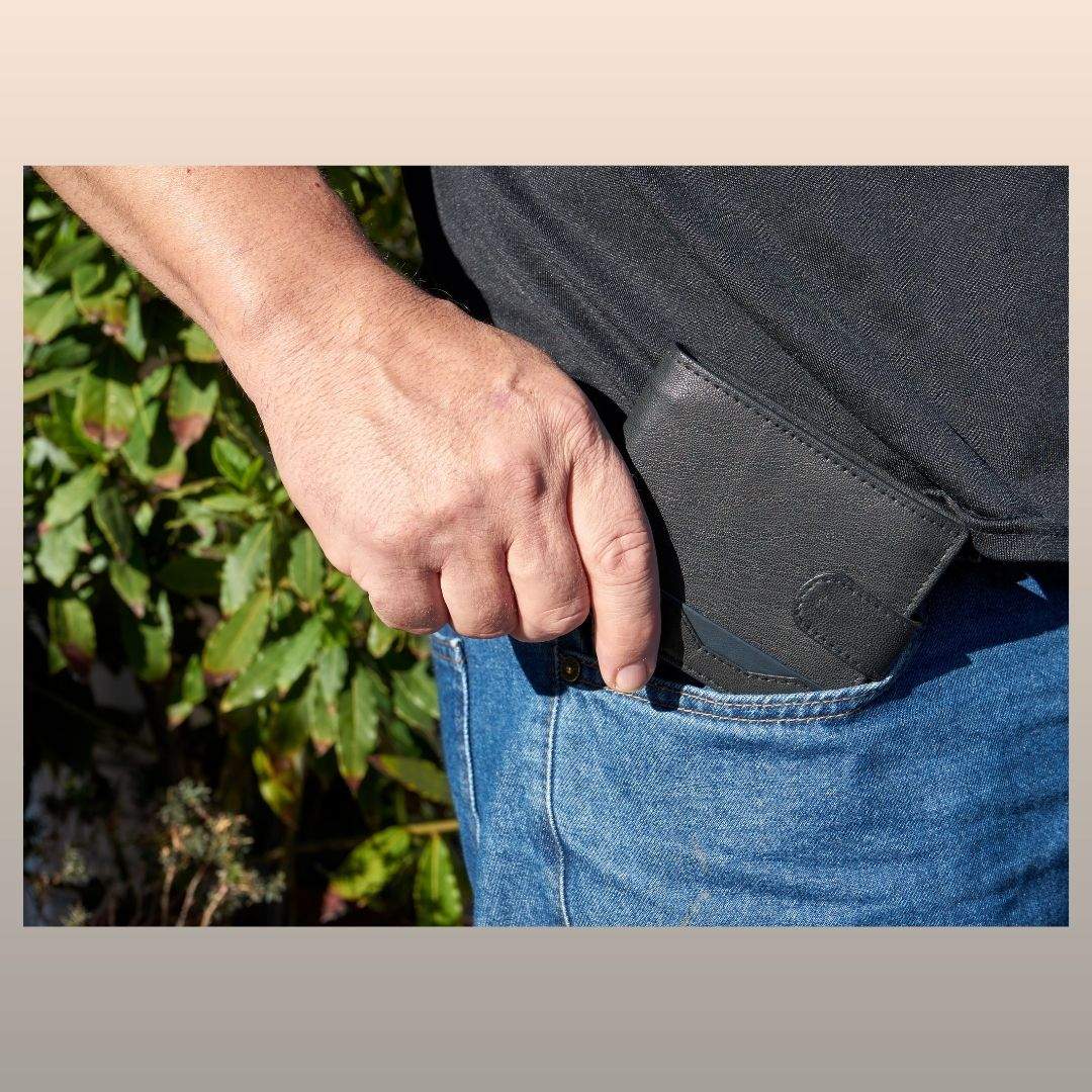 Hombre colocando cartera de piel en bolsillo delantero