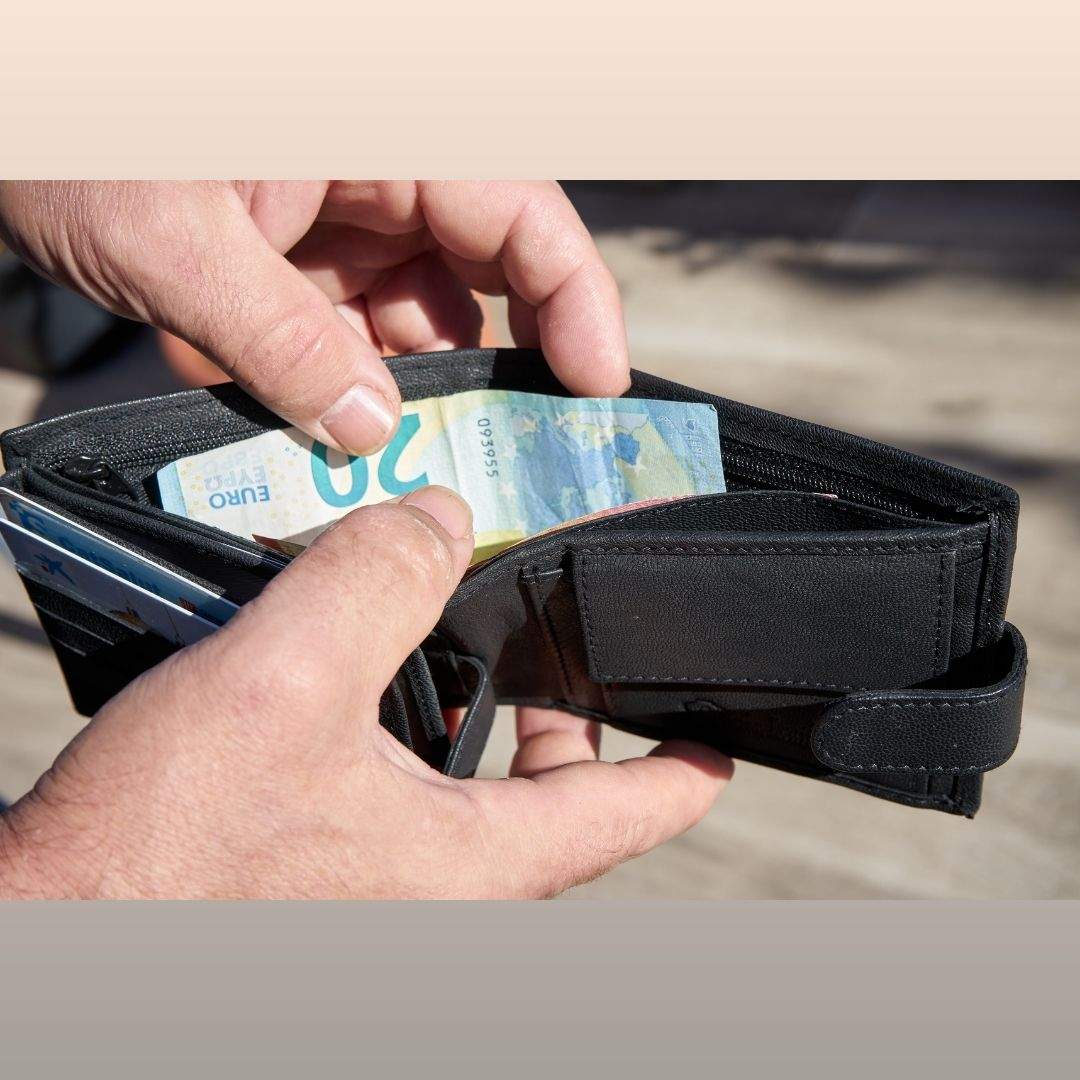 Manos masculinas mostrando interior de la cartera