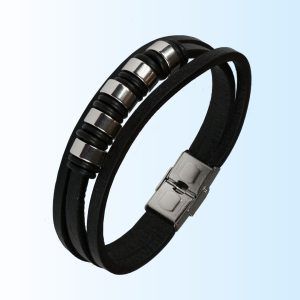 Pulsera de tres tiras de cuero con adornos de acero