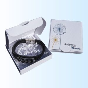 Pulsera de acero y cuero en su cajita de regalo