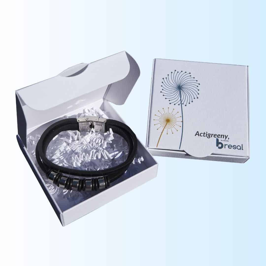 Pulsera de acero y cuero en su cajita de regalo