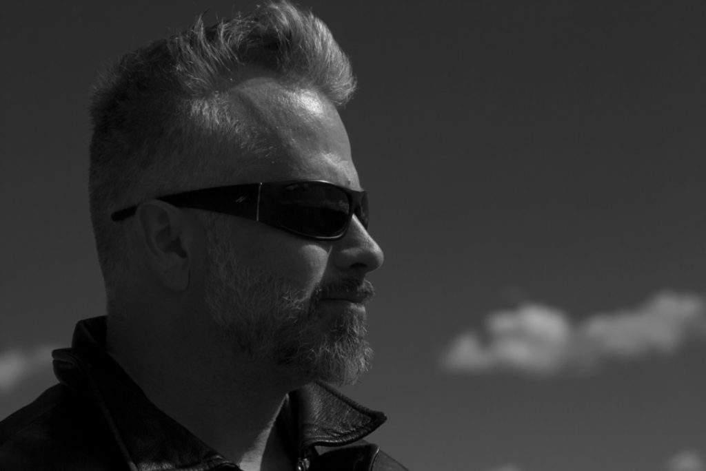 Fotografía de Alberto en blanco y negro de perfil